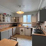 Vivre Au Village Des Batignolles
